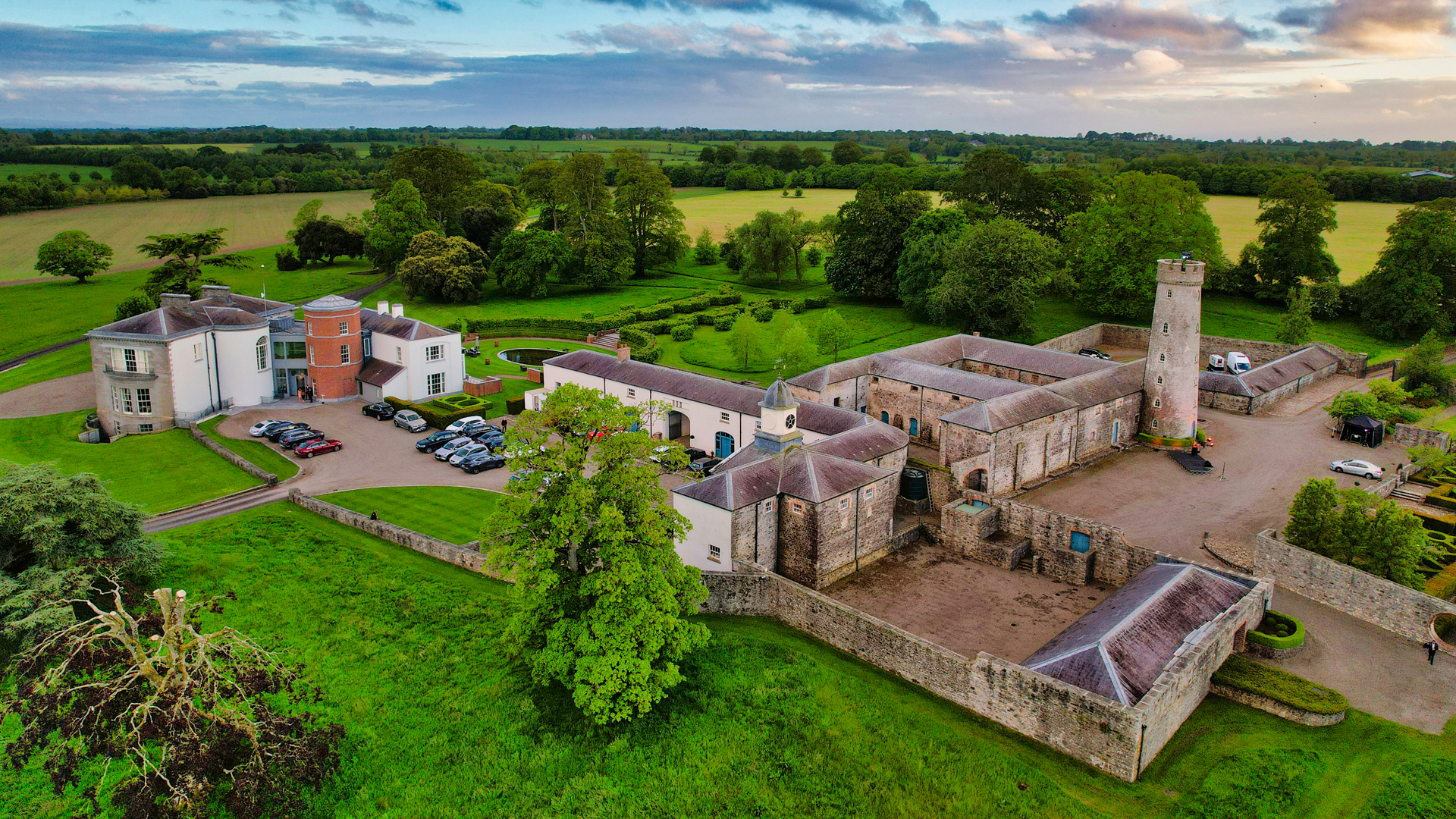 uxury real estate photography that showcases the best of high-end homes. Stunning images, exceptional quality.